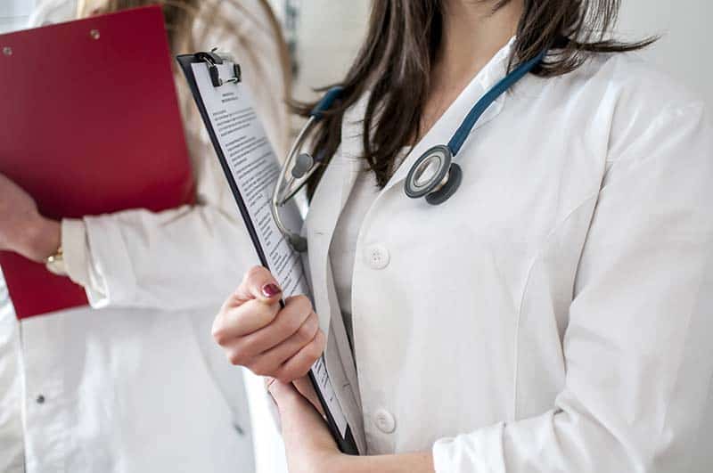 Медицинские навыки врача. Фото белых сорочек в больнице.
